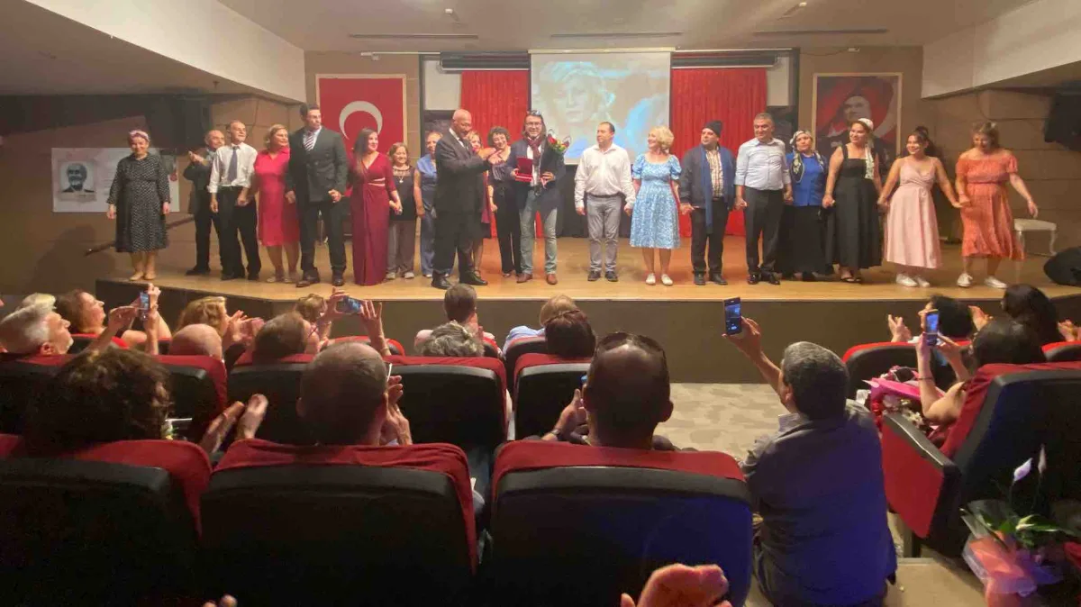 Sanatta Varız Tiyatrosu'nun Mazideki Yeşilçam oyunu beğeni topladı