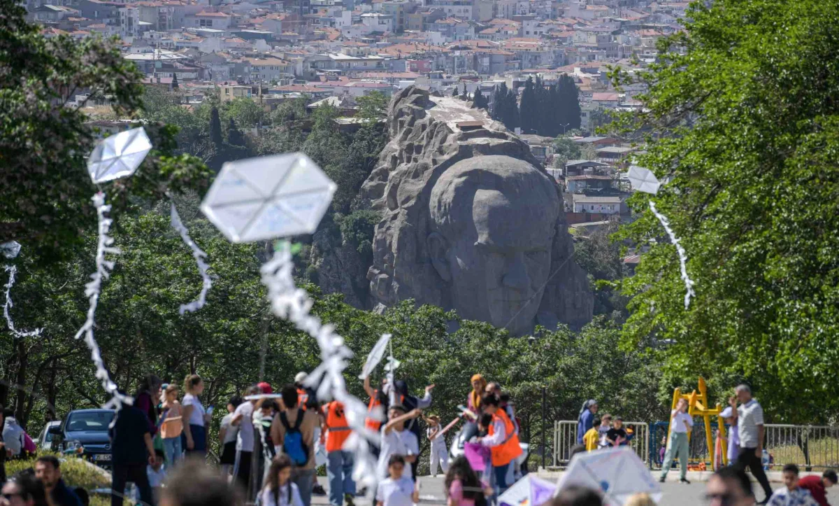 Kadifekale’de gökyüzü uçurtmalarla renklendi
