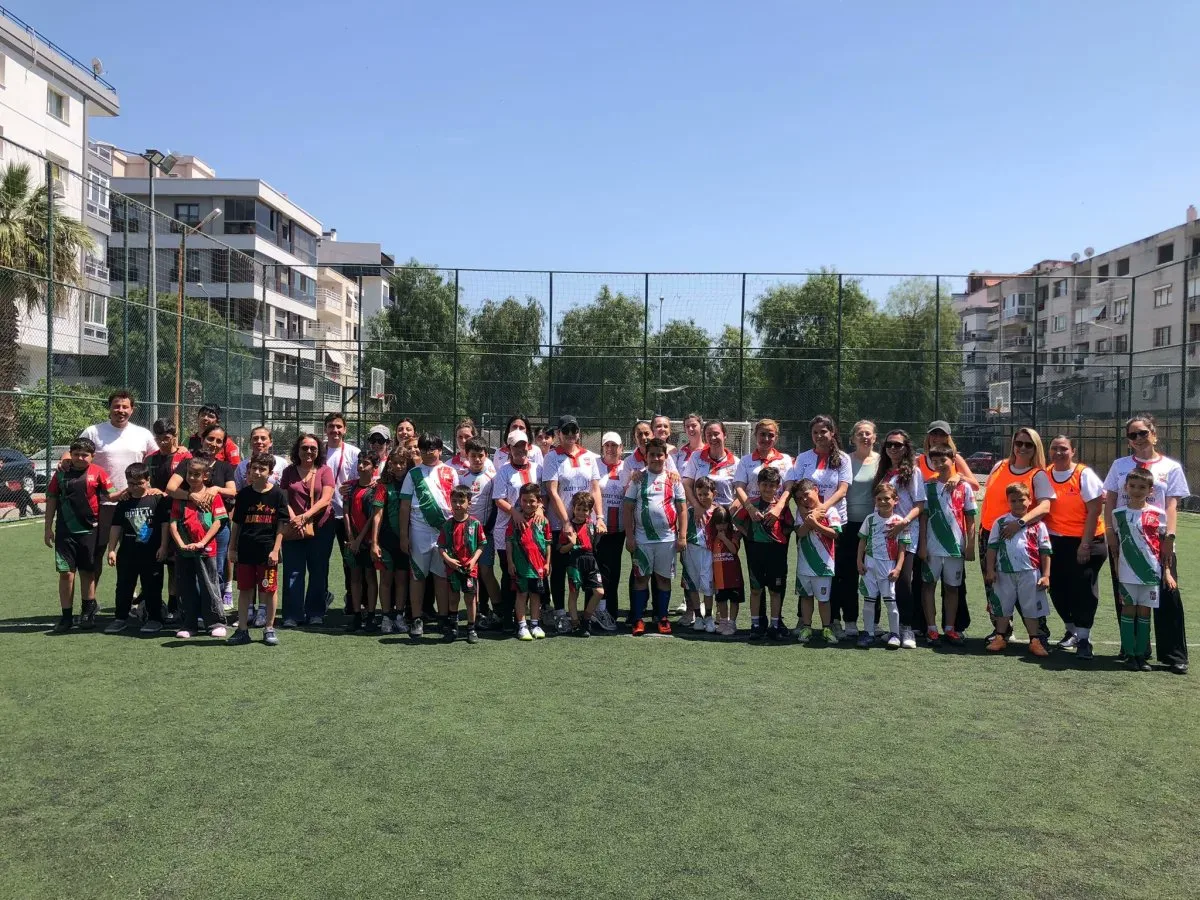 Bostanlısporlu anneler anlamlı günü futbol oynayarak kutladı