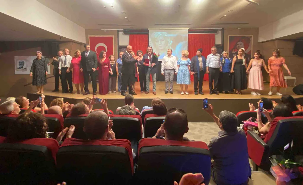 Sanatta Varız Tiyatrosu'nun Mazideki Yeşilçam oyunu beğeni topladı