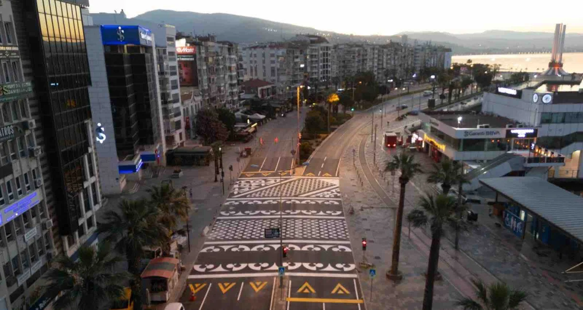 Karşıyaka İskele ile Çarşı arasında yaya platformu tamamlandı