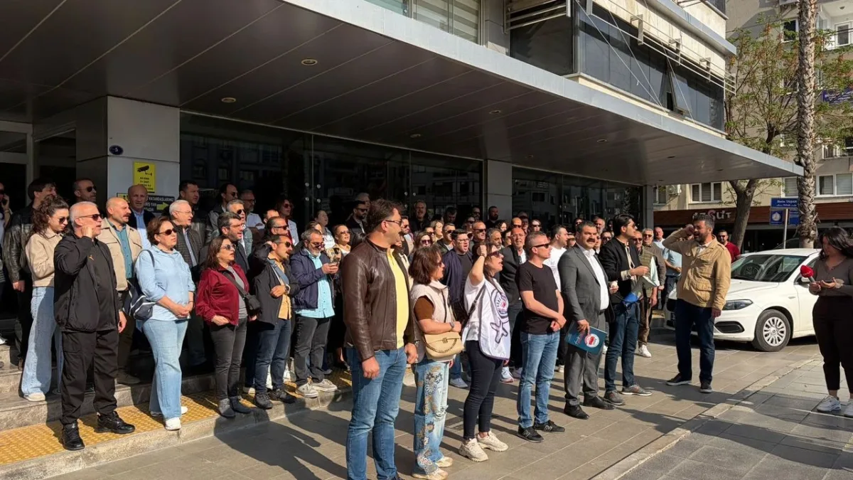Karşıyaka'da memurlar iş bıraktı