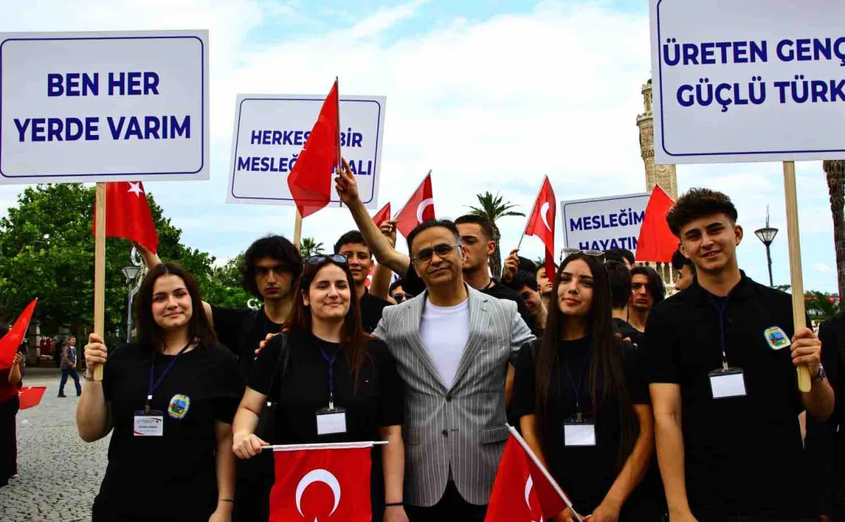 "Maarifin Kalbinde Marifetli Gençlik" kortej yürüyüşü gerçekleştirildi