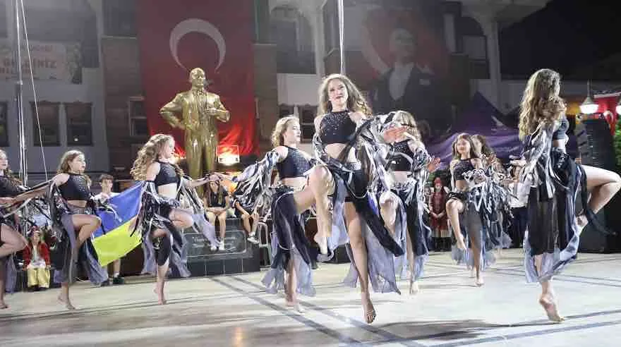 Menderes’te çiçek gibi festival