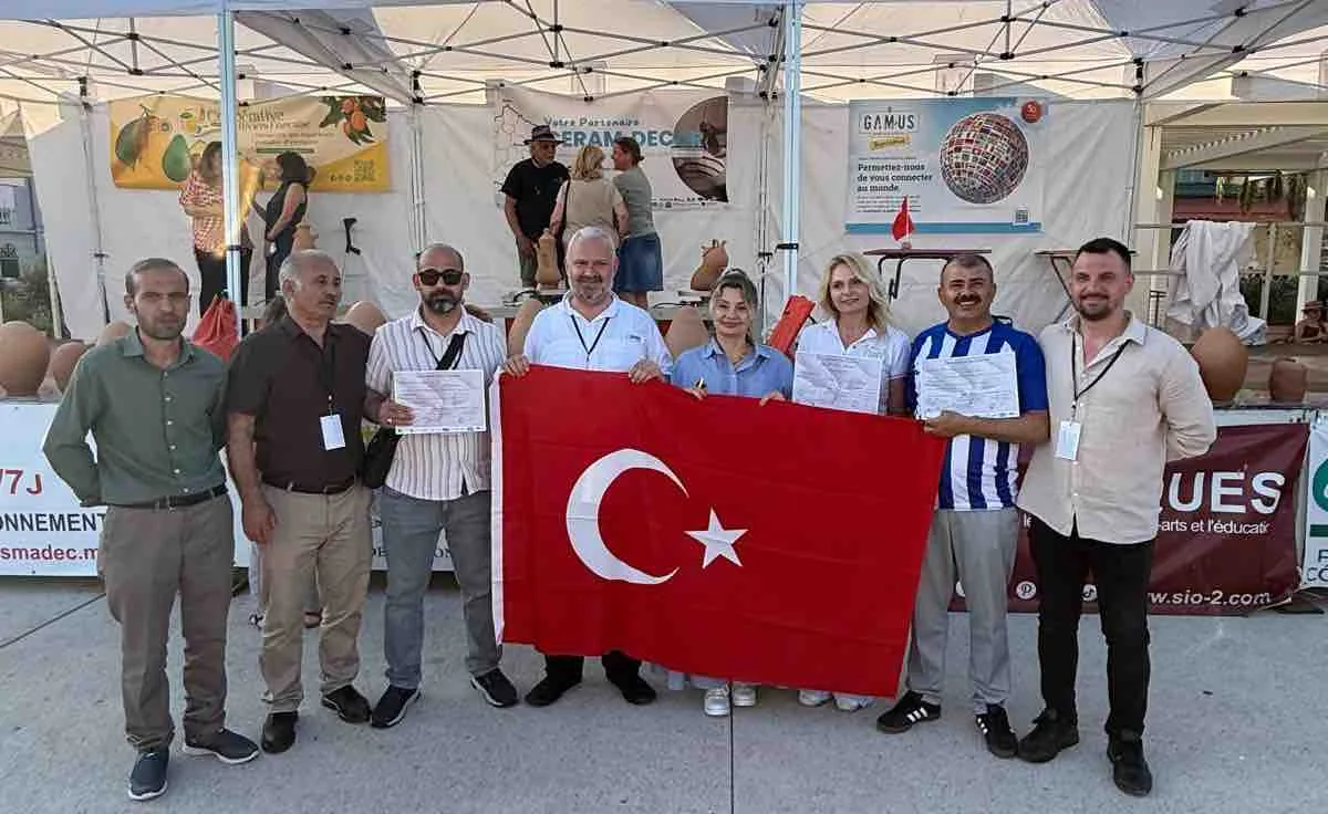 Menemen çömlekçiliği Fransa’da tarih yazdı