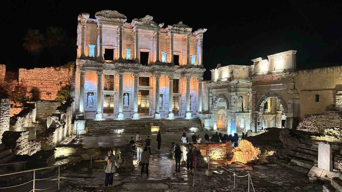 İzmir Büyükşehir gençleri ücretsiz Efes'e götürüyor