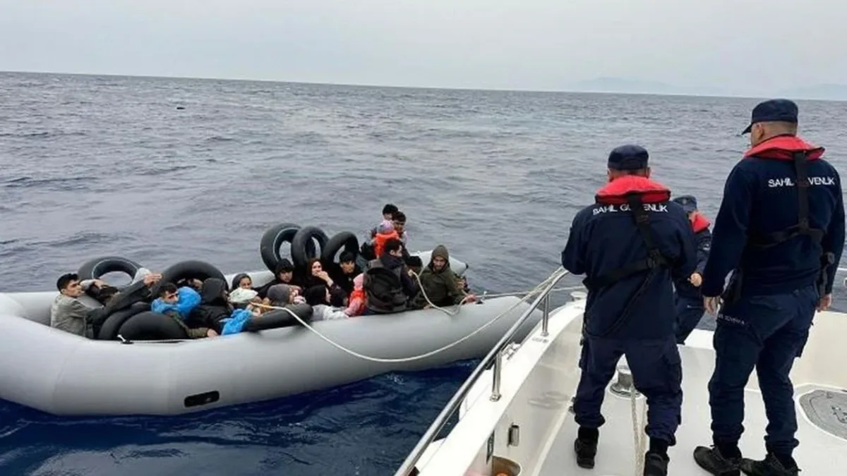 Karaburun açıklarında 17 düzensiz göçmen kurtarıldı