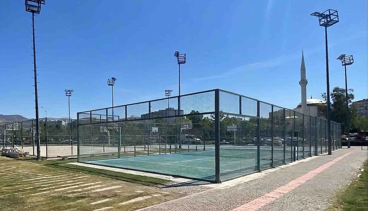 Bostanlı Sahili’ne iki yeni padel kortu