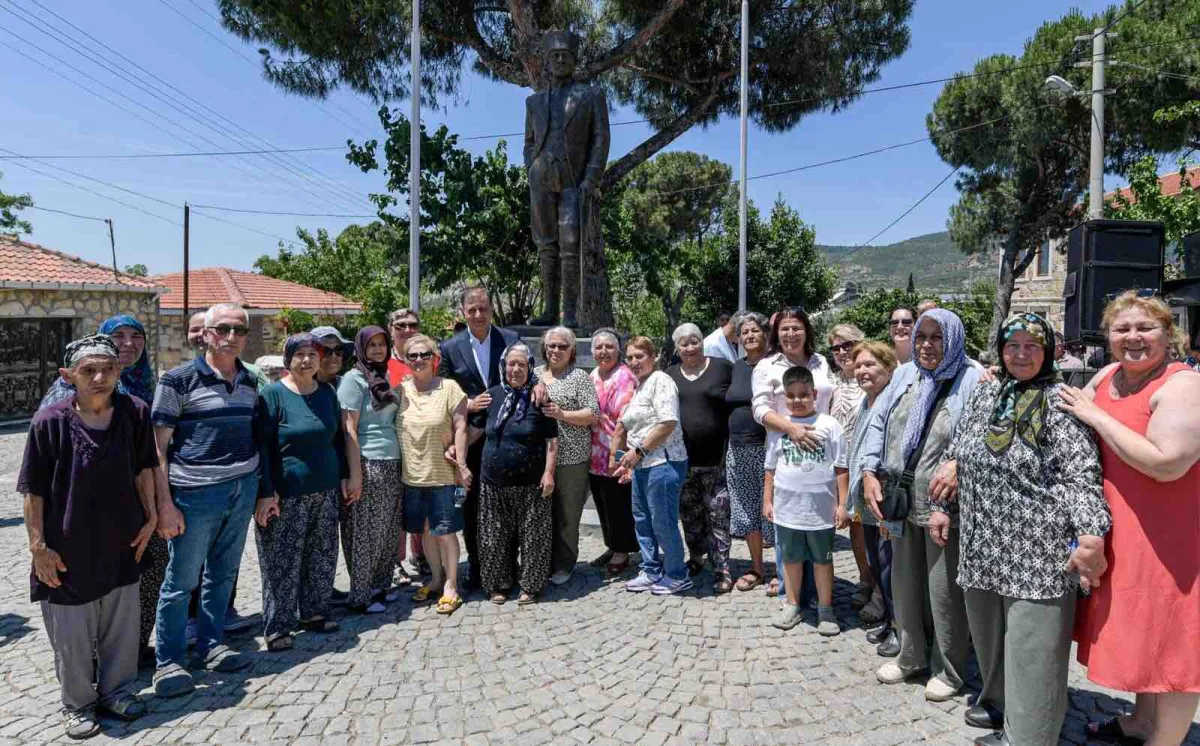 Cemil Tugay Foça'da Atatürk heykeli açılışını yaptı