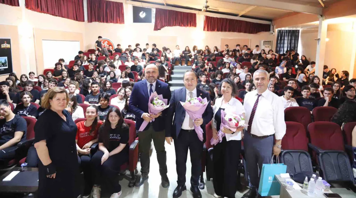 Rektör Akpınar’dan Karşıyaka Cihat Kora Anadolu Lisesi'nde kariyer buluşması