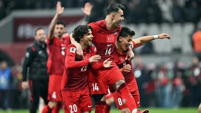 Milli Maç heyecanı Yasemin Kafe önünde