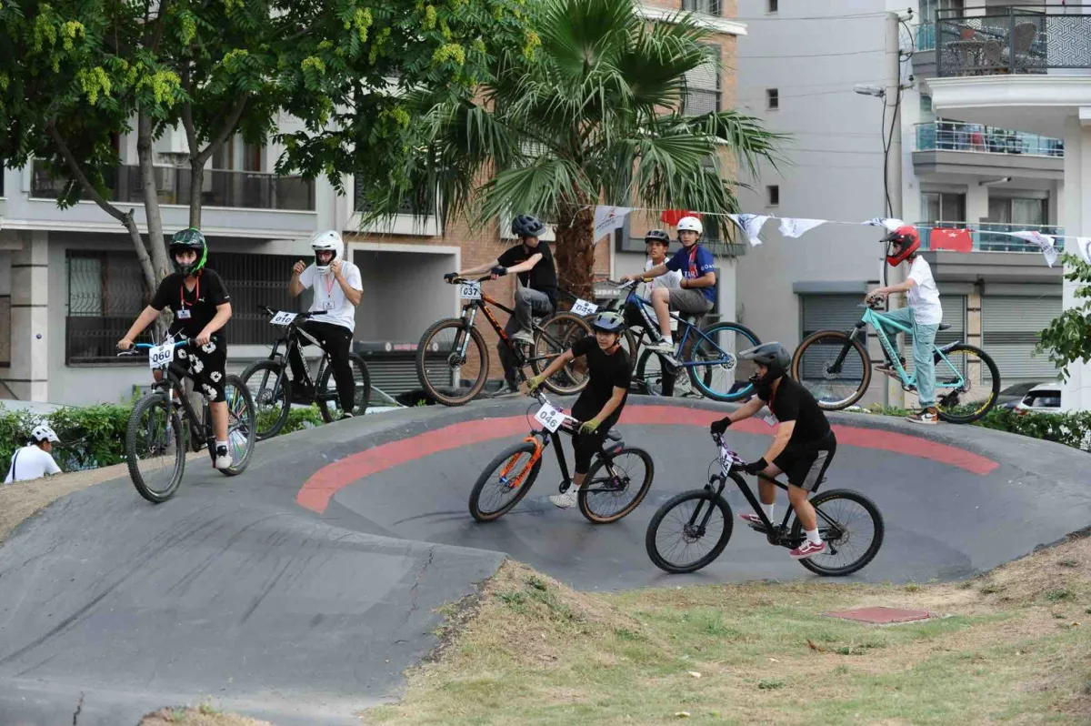 Pump track gece yarışı Türkiye'de ilk kez Karşıyaka'da yapıldı