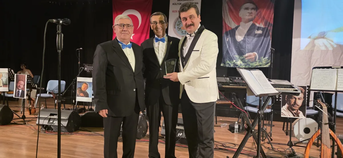 Müzik Yolcularından şefleri Bahadır Efil’e teşekkür plaketi