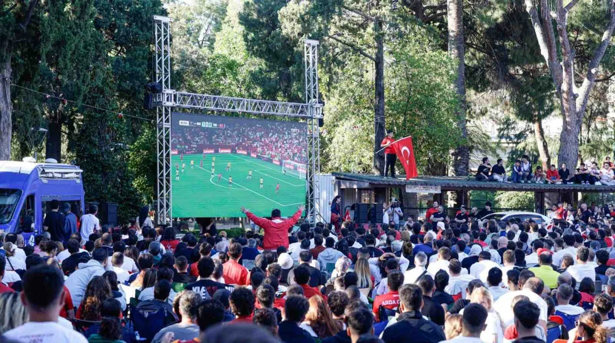 Meydanlarda maç yayınına yasak