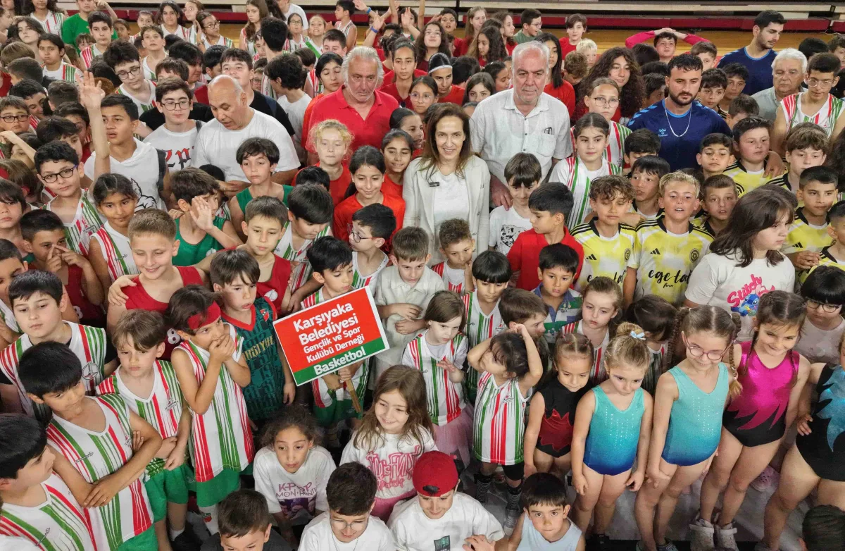 Karşıyaka Belediyesi'nden amatör futbola malzeme desteği