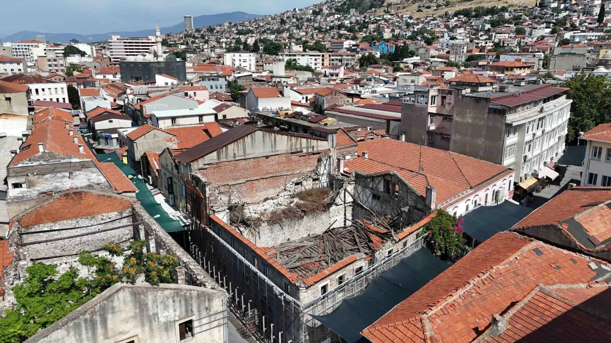 Konak’ta bir tarihi yapı daha ayağa kalkıyor