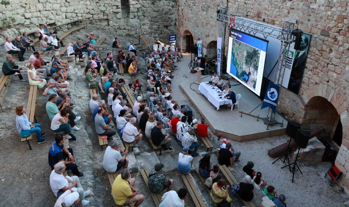 Bilim insanları Foça’da körfezin geleceğini konuştu