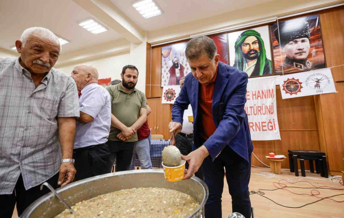 Başkan Tugay Karşıyaka'da aşure kardı
