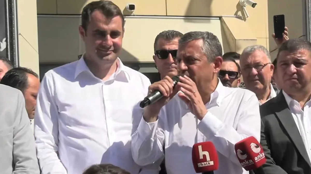 CHP İzmir'de ikiye bölündü, alternatif il binası açıldı