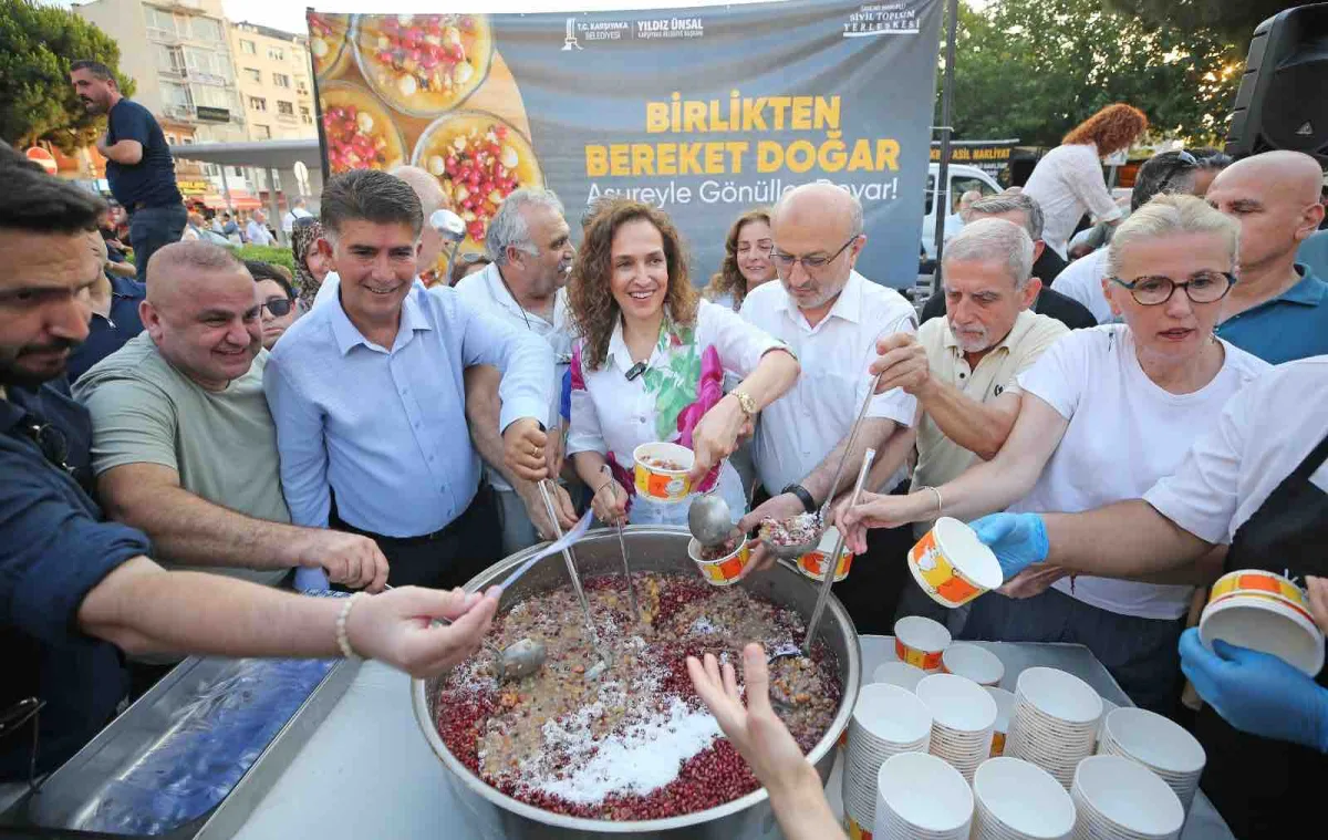 Karşıyakalılar aşure bereketini paylaştı