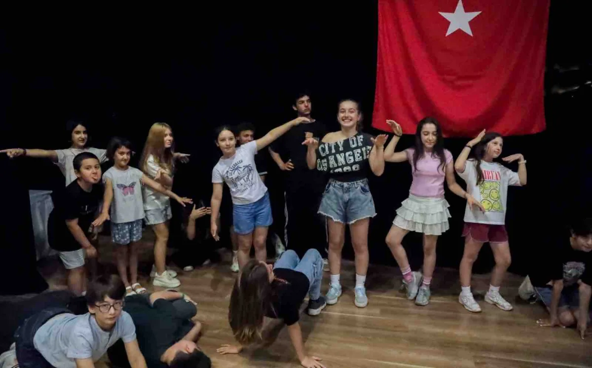 Tiyatronun yeni yetenekleri Karşıyaka’da yetişiyor