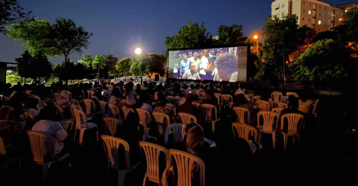 Karabağlar'da açıkhava film keyfi