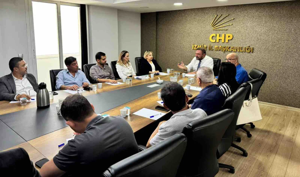 CHP İzmir yeni yönetimiyle ilk toplantısını yaptı