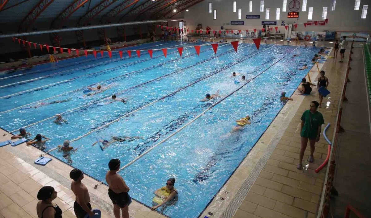 Karşıyaka Belediyesi Yüzme Havuzu her yaşa açık