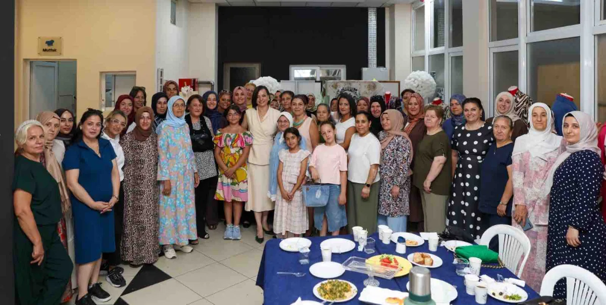 Karabağlar Belediyesi Tekstil Akademi'de Mezuniyet Gururu