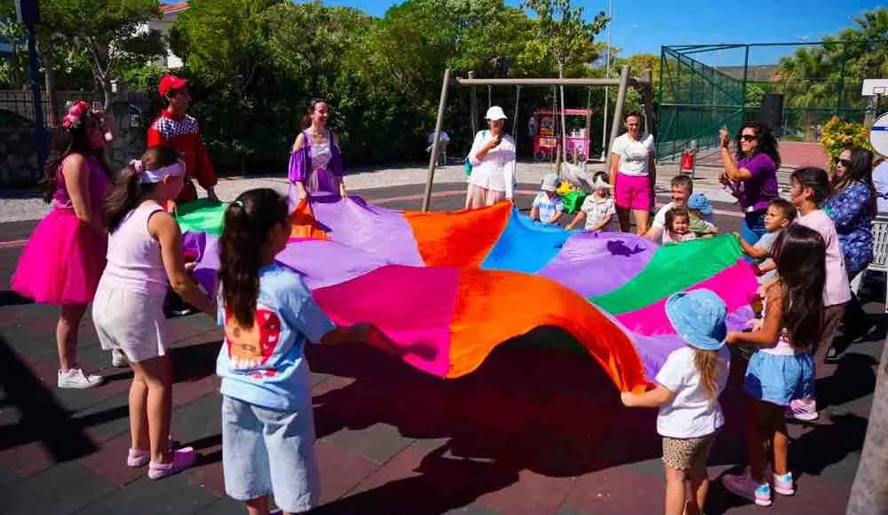 Çeşme’de yenilenen parklarda yaz boyu şenlik var