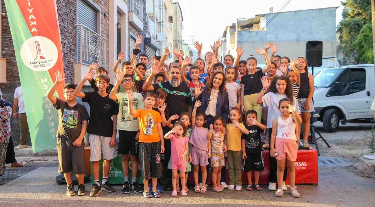 Karşıyaka'da sokaklar çocuk sesleriye yankılandı