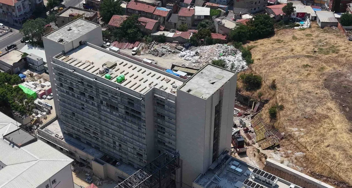 Eşrefpaşa Hastanesi’nin yeni ek hizmet binasında sona geliniyor