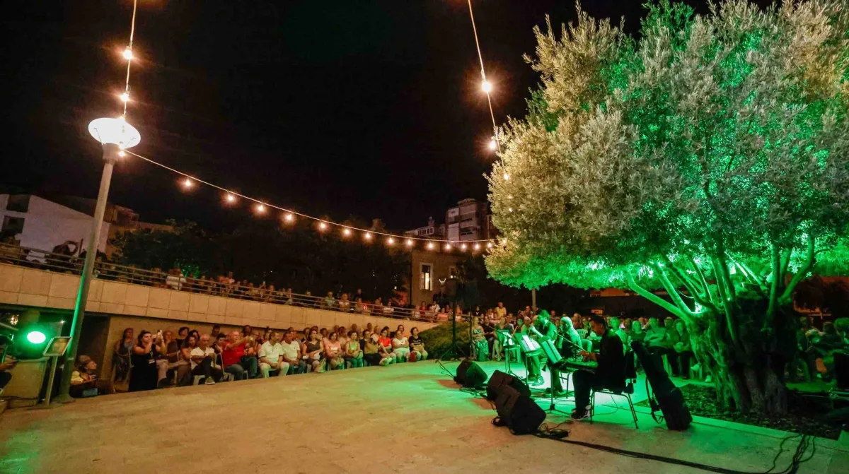 Zeytin ağacı altında gece temalı eserlerini müzikseverlerle buluştu