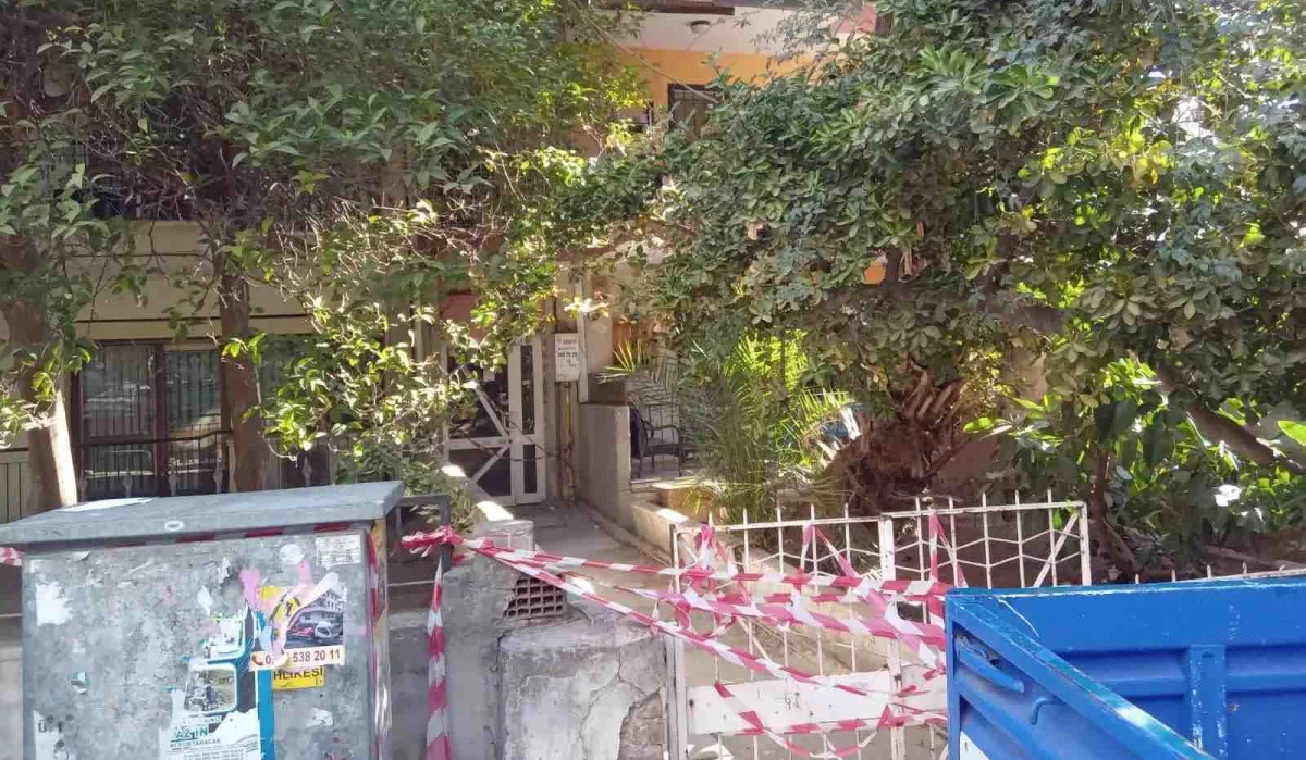 Karşıyaka'da okulun yanındaki apartman çatlak nedeniyle boşaltıldı