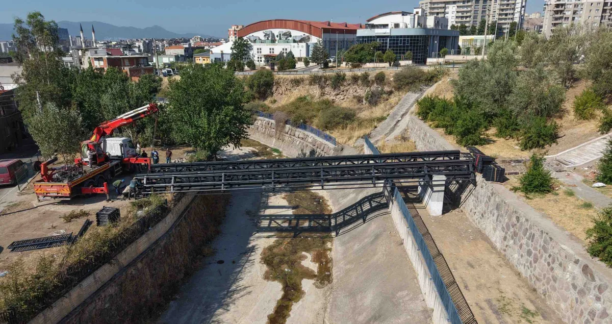 Latife Hanım Mahallesi’nde yaya köprüsü tamamlanıyor