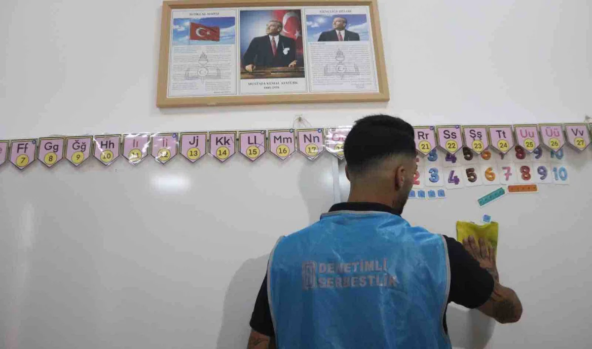 Mahkumlar Karşıyaka ve Menemen'de okulları temizledi