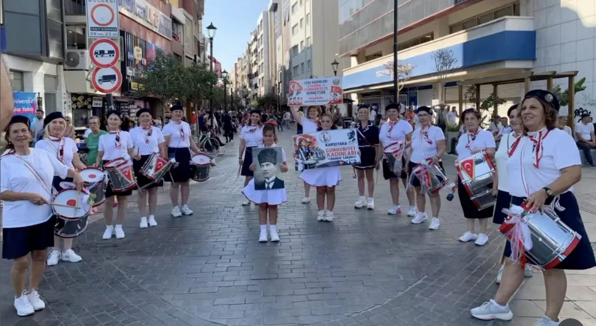 Karşıyaka Cumhuriyet Kadınları Bando Takımı çocuklarla andımızı okudu