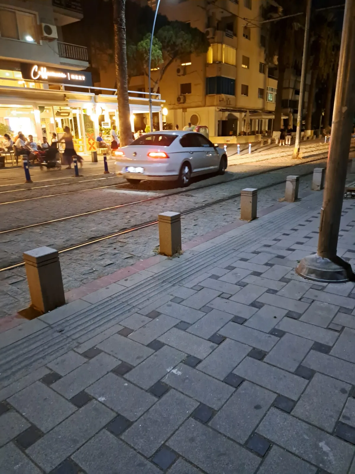 Tramvay yolunda özel araçlar cirit atıyor