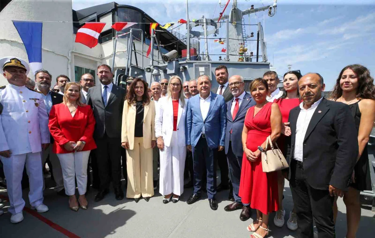 Karşıyaka Gemisi'nde Zafer Bayramı coşkusu