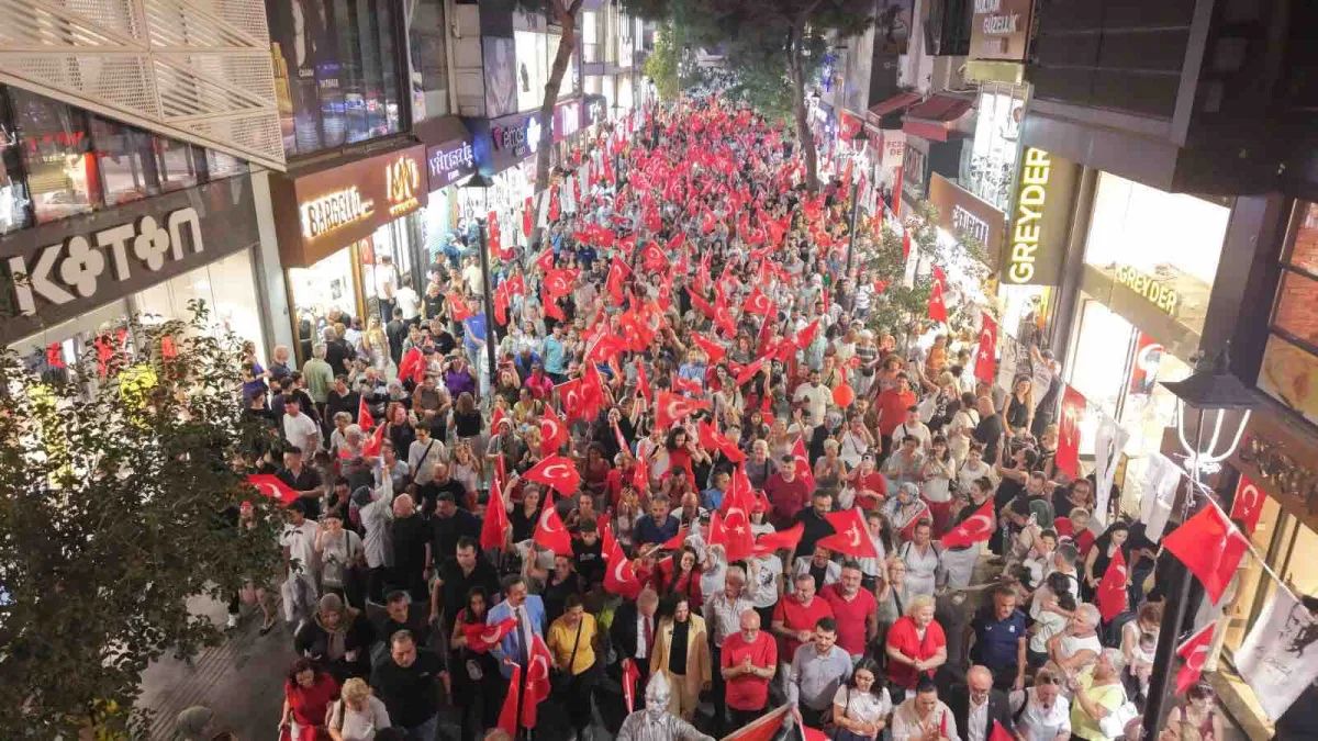 Karşıyaka Çarşısı 30 Ağustos’ta gelincik tarlasına dönüştü