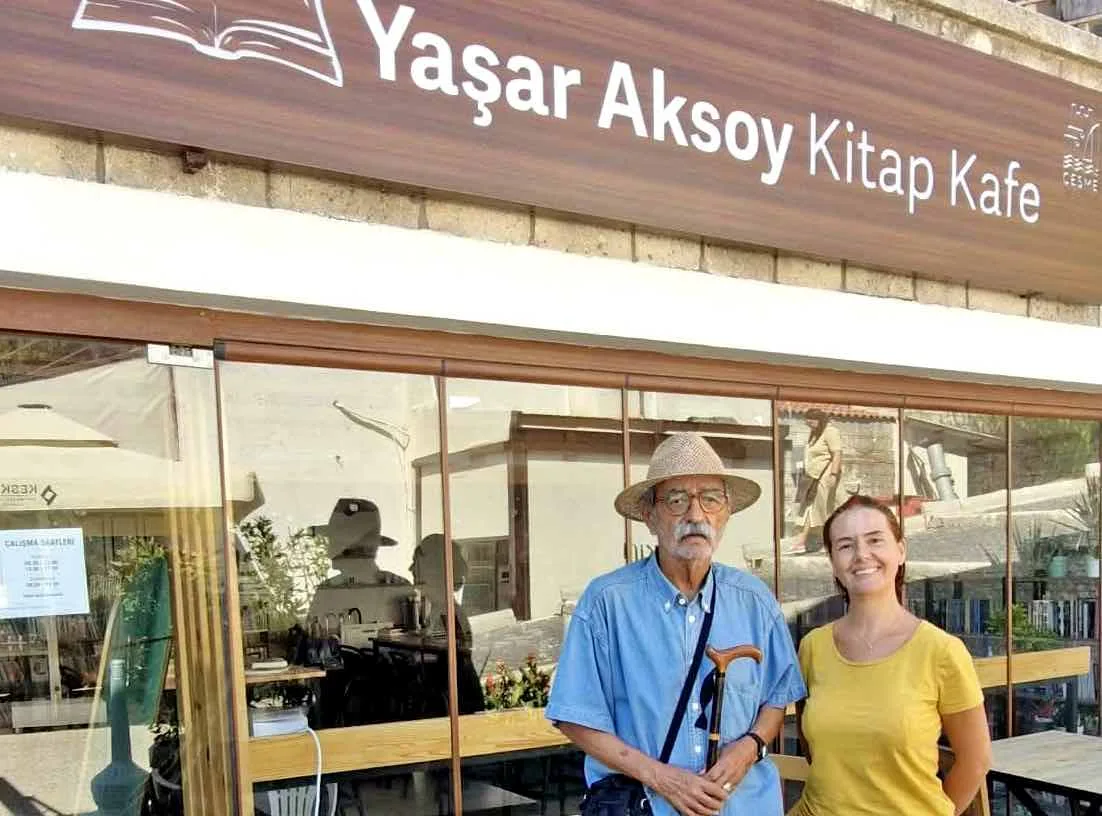 Yaşar Aksoy’dan kendi adını taşıyan Kitap Kafe’ye duygusal ziyaret