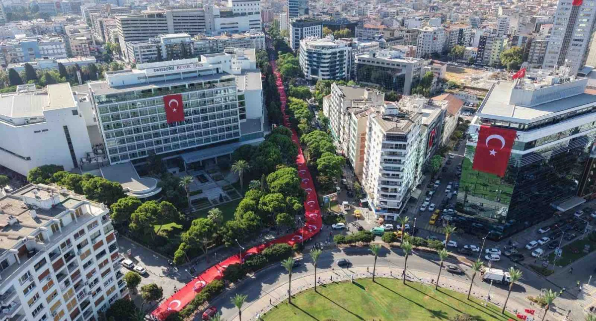 İzmir'de zafer yürüyüşü