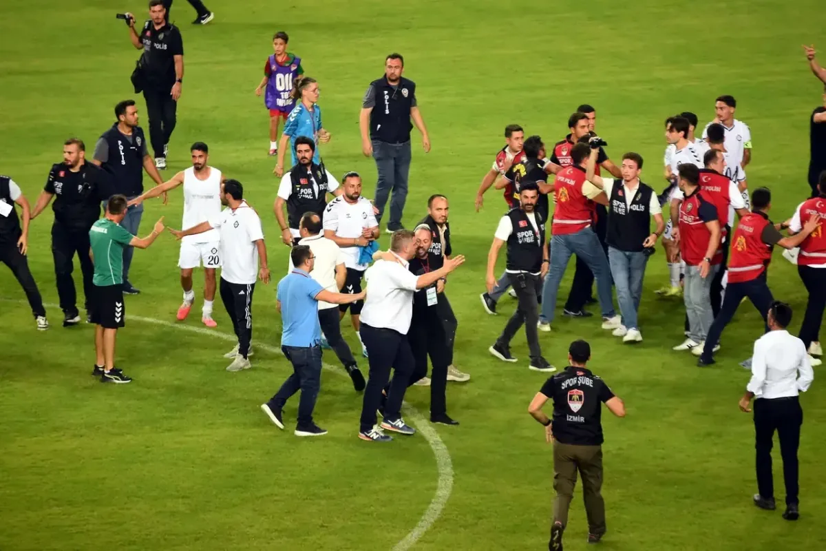 Derbide maç sonu saha karıştı