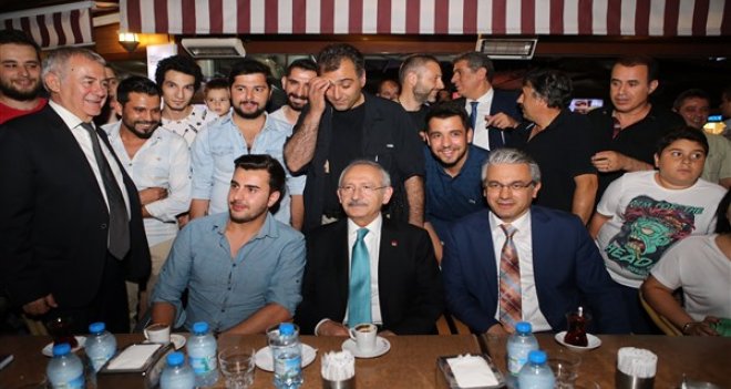 Kılıçdaroğlu akşam kahvesini Karşıyakalılarla içti