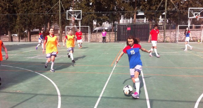 ''Kız-erkek eşittir'' dediler, birlikte futbol oynadılar