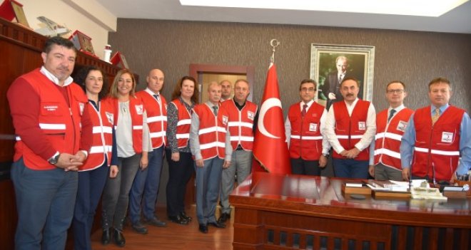 Kızılay Haftası'nda Karşıyakalı yöneticilerden Kızılay'a anlamlı destek