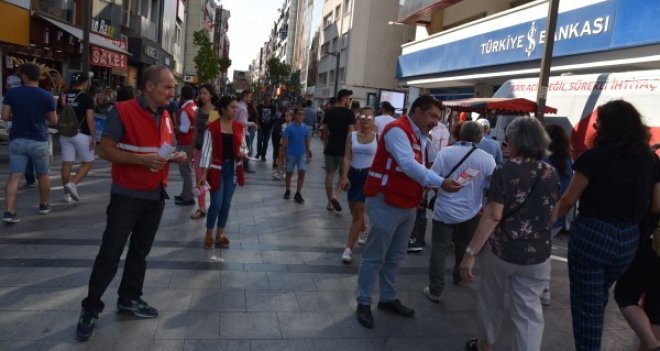 Kızılay, kurban bağışları için broşür dağıtıyor