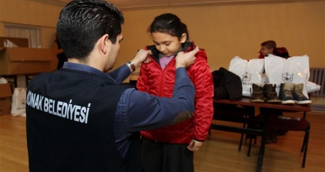 Konaklı öğrencilerin karne hediyesi mont ve bot oldu