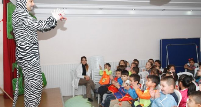 Konak'ta öğrenciler tiyatroya doydu