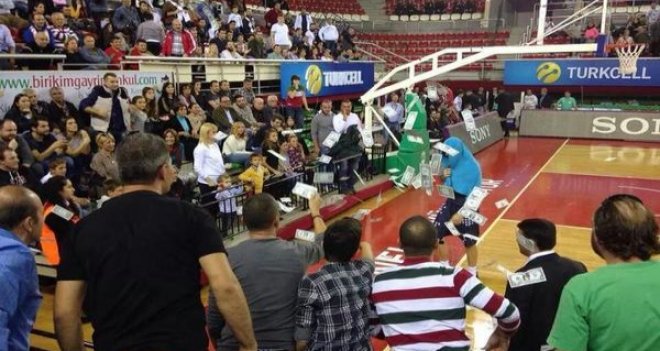 Karşıyaka taraftarından Evren Büker'e paralı protesto...